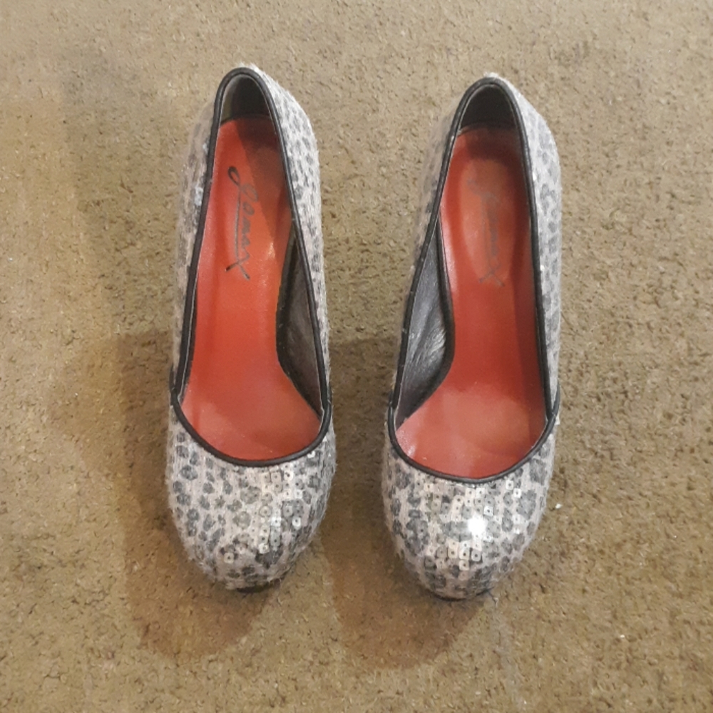 Platform heels, cardigan and purse